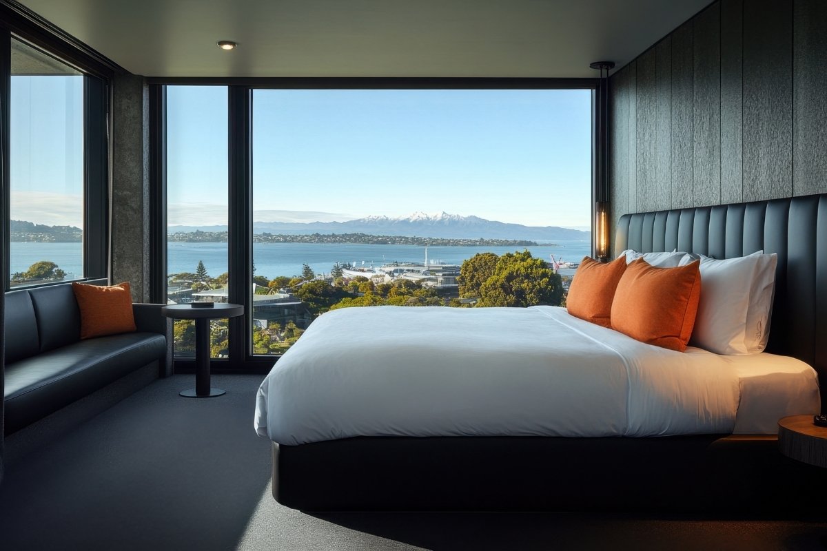 aura in and suits (3)